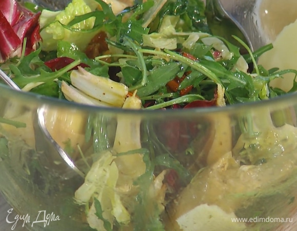 Сыр тонко нарезать в салат при помощи овощечистки, все перемешать.