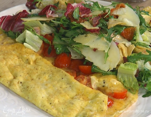 Подавать омлет с салатом.