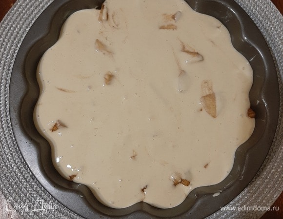 Яйца взбить с сахаром до пышной пены, добавить просеянную муку и разрыхлитель. Хорошо взбить до однородной консистенции. Залить яблоки.