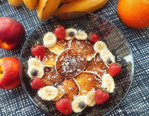 Это не классические сырники, не нужно делать форму, так как текстура жидкая. Сырники получаются тонкими, нежными и очень вкусными. Подаем с фруктами или джемом без сахара. Приятного аппетита!