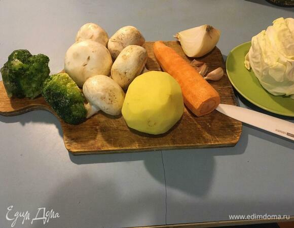Овощи вымыть и почистить, брокколи положить размораживаться.