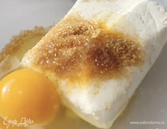 Размять вилкой творог с яйцом и сахаром.