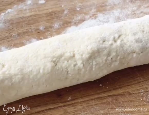 На припыленной мукой поверхности из теста слепить колбаску, посыпать чуть-чуть ее мукой, хорошо спрессовать руками, чтобы вареники не получились рыхлыми.