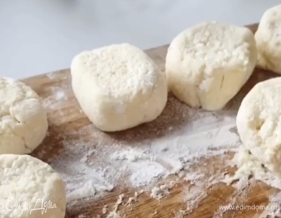 Нарезать ножом, придать аккуратную форму.