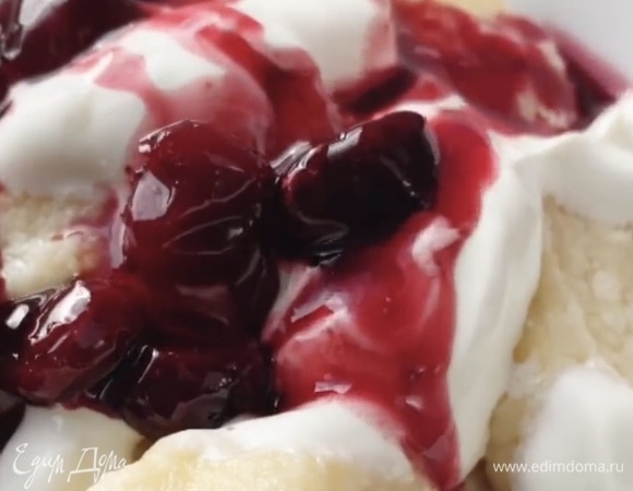 А также можно приготовить вишневый соус. Для этого в сотейнике соединить замороженную вишню и 1 ст. л. сахара. Варить до растворения сахара.