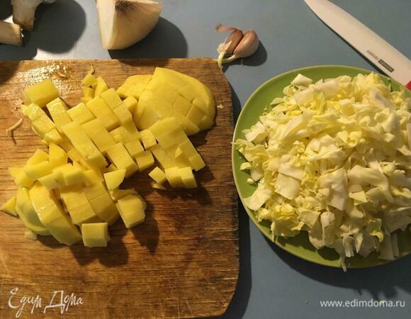 Картофель режем кубиками, капусту шинкуем.