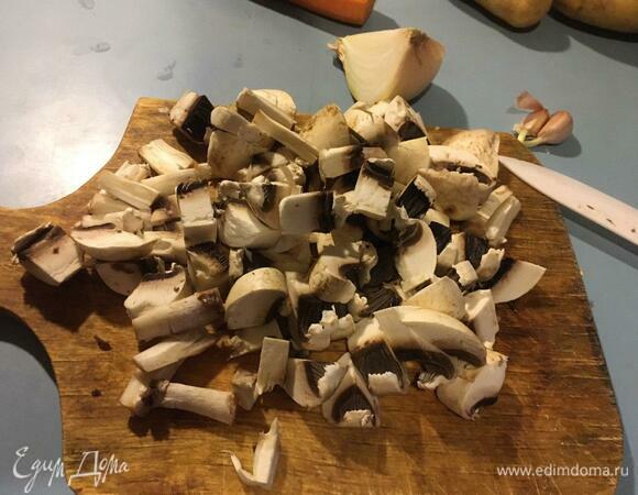Нарезаем грибы не очень мелко, иначе они не будут чувствоваться в супе.