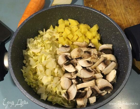 Капусту, картофель и шампиньоны складываем в небольшую кастрюлю, у меня это заняло примерно половину по высоте.