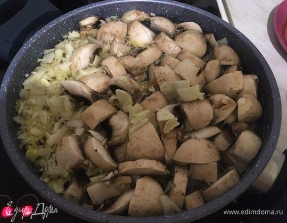 Заливаем холодной водой до верха (грибы и капуста всплывут), ставим на огонь и закрываем крышкой и после закипания варим примерно 20 минут.