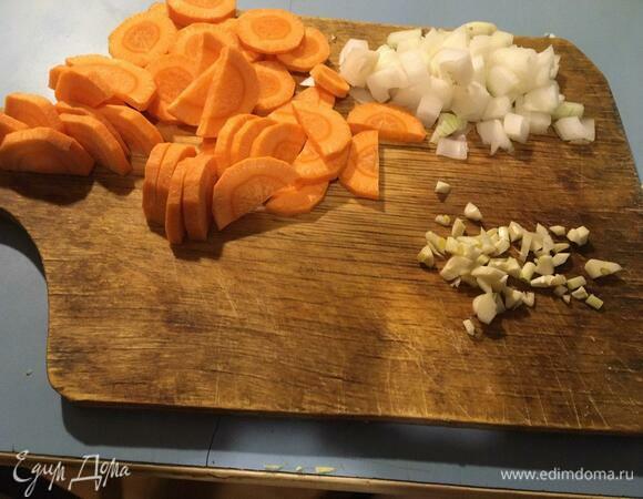 Нарезаем лук, морковь и чеснок. Вы можете нарезать морковь произвольно или потереть на терке. В готовом блюде морковь будет приятно выделяться яркими пятнами.