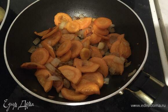 Нарезанные морковь, лук и чеснок отдельно обжариваем на небольшом количестве масла. Они должны стать мягкими с небольшой золотистой корочкой местами.
