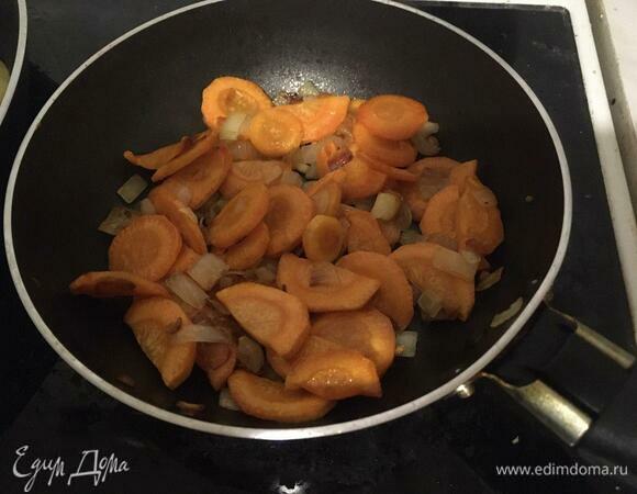 Нарезанные морковь, лук и чеснок отдельно обжариваем на небольшом количестве масла. Они должны стать мягкими с небольшой золотистой корочкой местами.