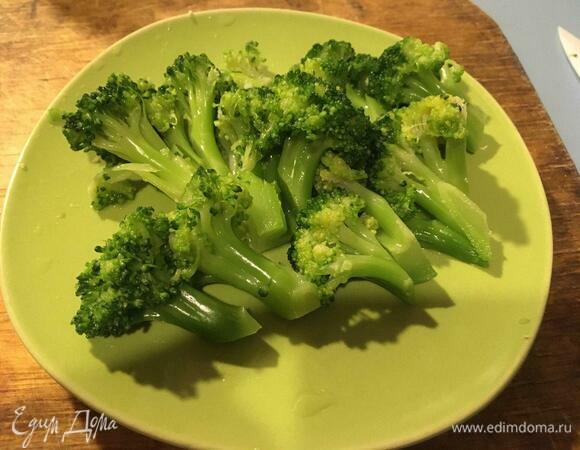 Размороженную брокколи нарезаем на более мелкие соцветия для удобства употребления.