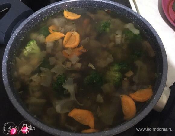 После того как суп прокипел положенное ему время, добавляем в него брокколи и зажарку из лука, чеснока и моркови. Закрываем крышкой, вновь доводим до кипения и варим еще 10 минут.