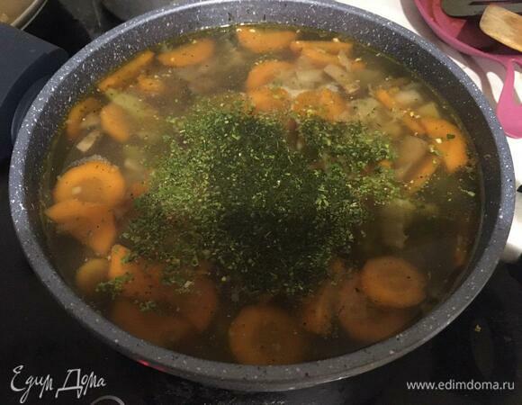 Солим, перчим, добавляем специи. В моем случае это сушеные укроп и петрушка, хмели-сунели. Варим еще 10 минут.