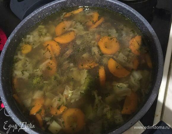 Пробуем на соль и перец. Подавать горячим.