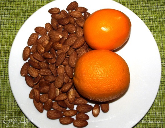 Духовку разогреть до 180°C. Все продукты должны быть комнатной температуры. Миндаль обжарить и измельчить. С апельсина и лимона снять цедру (я использовала узбекский лимон, он тонкошкурый и сочный). Выдавить сок из цитрусовых. Нам понадобится 100 мл смешанного цитрусового сока. Муку просеять.