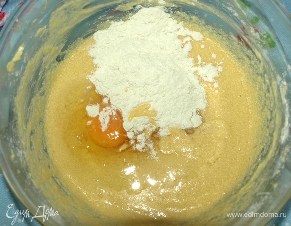 Размягченный маргарин взбить с сахаром в кремообразную массу. Постепенно вводим в массу по одному яйцу + столовая ложка муки. Хорошо перемешиваем. В итоге 4 куриных яйца + 4 столовых ложки муки.