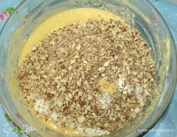 Добавляем оставшуюся муку, разрыхлитель, соль и измельченный миндаль. Хорошо перемешиваем.