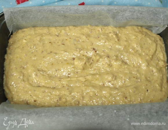 Выкладываем в форму для кексов. Если необходимо, то форму смазать растительным маслом или выстелить пекарской бумагой. Выкладываем тесто в форму, разравниваем. Отправляем в заранее разогретую до 180°C духовку на 50 минут.