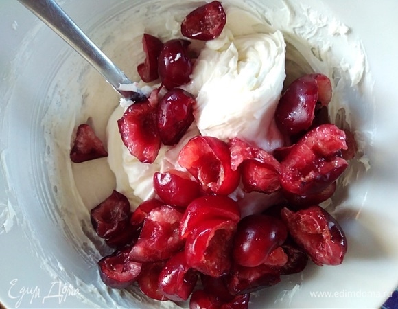 Черешню освободить от косточек и нарезать на 4 части. Соединить с сыром.