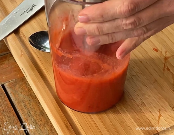 Половину клубники выложить в чашу блендера и измельчить в пюре, затем всыпать сахарную пудру и все взбить.