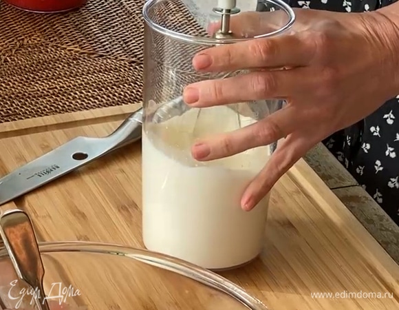 Сливки взбить.