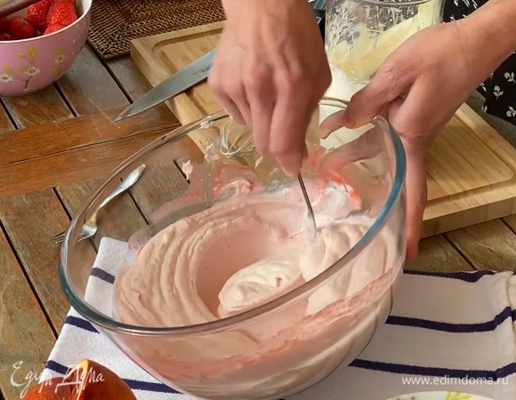 Приготовить крем: половину клубничного пюре смешать со сливочным сыром, добавить оставшееся пюре и 2 ст. ложки взбитых сливок, все перемешать, затем продолжать понемногу вмешивать сливки, пока не получится гладкий, густой крем (немного сливок оставить для украшения). Поместить крем в кондитерский мешок.