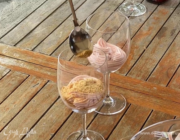 На дно бокалов выложить по 1 ст. ложке измельченного печенья, затем выдавить крем из кондитерского мешка, посыпать оставшейся крошкой печенья.