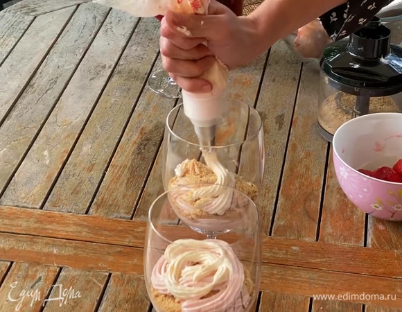 Оставленные для украшения взбитые сливки поместить в кондитерский мешок, выдавить сверху на крошку.