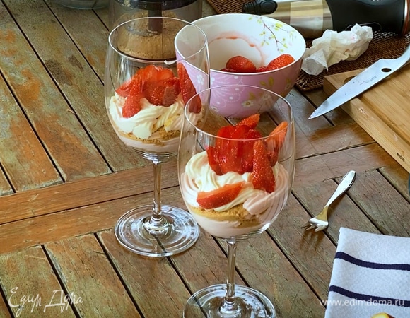 Оставшиеся ягоды клубники нарезать дольками и украсить десерт. 