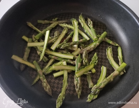 Верхушки спаржи обжарить в небольшом количестве масла до готовности. Отложить в сторону, они нам понадобятся для украшения мусса.