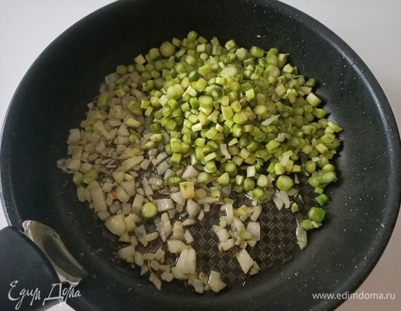 Затем обжариваем мелко нарезанный лук и спаржу.