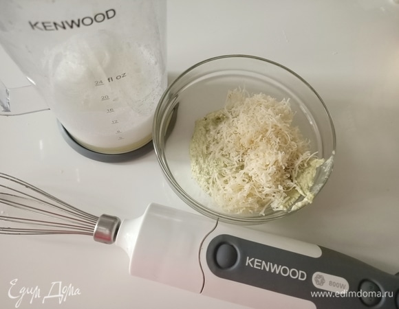Затем добавляем сливки, слегка взбитые белки и сыр. Хорошо перемешиваем.