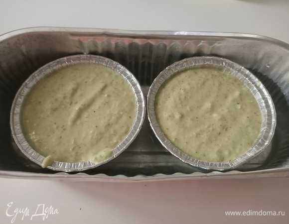 Смазать формочки оливковым маслом, на дно уложить кружочки пергаментной бумаги, выложить мусс. Формочки поставить в другую форму, наполовину наполненную водой. Запекать в предварительно разогретой духовке при 180°С в течение 45 минут, пока поверхность не станет слегка золотистой.