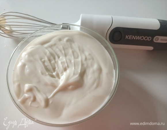 Для приготовления соуса бешамель в кастрюле с толстым дном растопить сливочное масло, добавить муку. Держать на огне, пока мука не станет слегка золотистого цвета. Затем добавить горячее молоко и варить на слабом огне 5–6 минут до загустения. Снять с огня, добавить соль, перец и мускатный орех. Немного взбить. Накрыть пищевой пленкой, чтобы избежать образования корки на поверхности соуса.