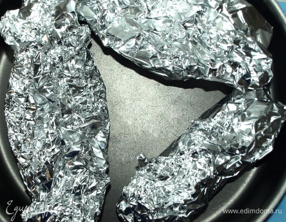 Завернуть батат в фольгу и отправить в заранее разогретую до 190°C духовку на 60 минут. Минут через 50 фольгу развернуть и допечь батат до полной готовности. Время запекания батата зависит от его размера. Свой батат я запекала 60 минут.