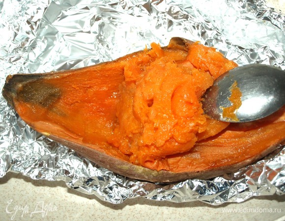 Аккуратно чайной ложкой извлечь мякоть. Стараться не повредить кожуру. Если батат хорошо пропекся, то извлечь мякоть не составит труда.