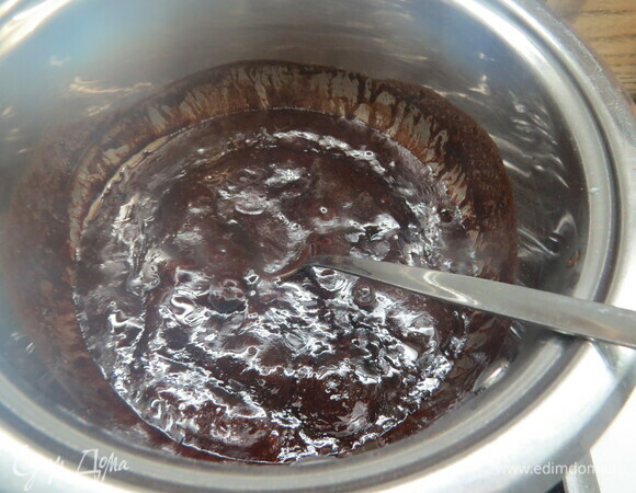 Готовим шоколадный бисквит. Соединяем половину сахарного песка, какао, растительное масло и воду, доводим до кипения.