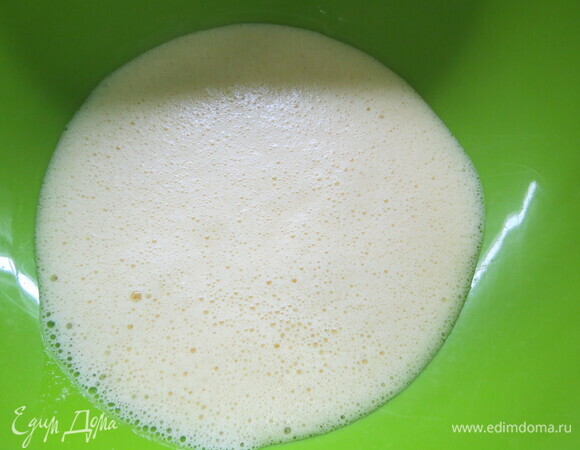 Взбиваем яйца с солью и второй частью сахара.