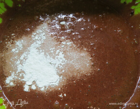 Наливаем шоколадную массу на яичную. Добавляем муку, соду, разрыхлитель, перемешиваем.