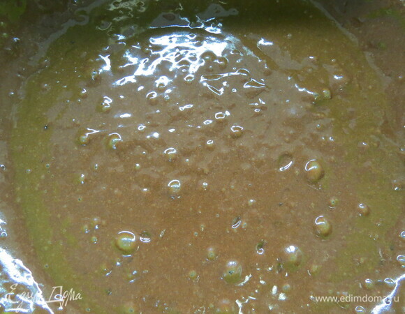 Отправляем в форму 18 см, выпекаем при 180°C 25–30 минут.