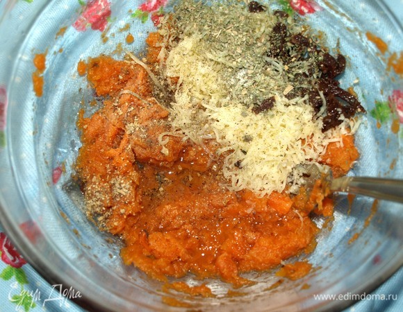 В миске соединить мякоть батата, соль, перец, тертый сыр, вяленые томаты, майоран и растительное масло.