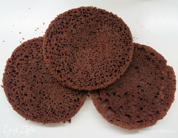 Остывший бисквит оборачиваем пищевой пленкой, даем отлежаться сутки, затем разрезаем на три коржа.