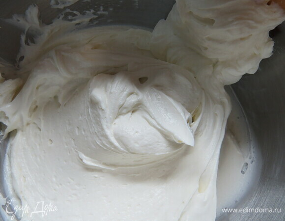 Готовим кокосовый крем. Маскарпоне взбиваем со сливками и сахарной пудрой.