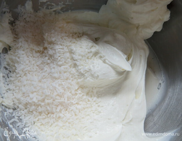 Добавляем кокосовую стружку. Крем делим на 2 части.