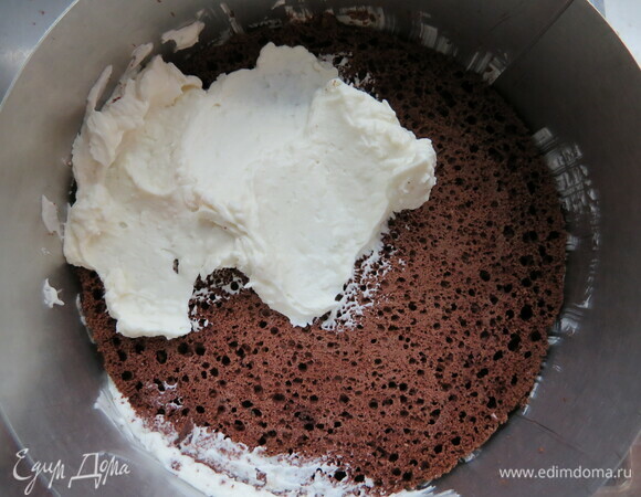 Прослаиваем шоколадные коржи кокосовым кремом.