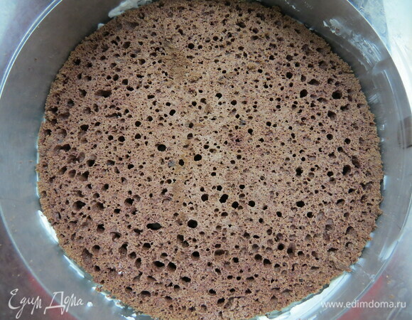 Подмораживаем в морозилке коржи с кремом для удобства сборки.