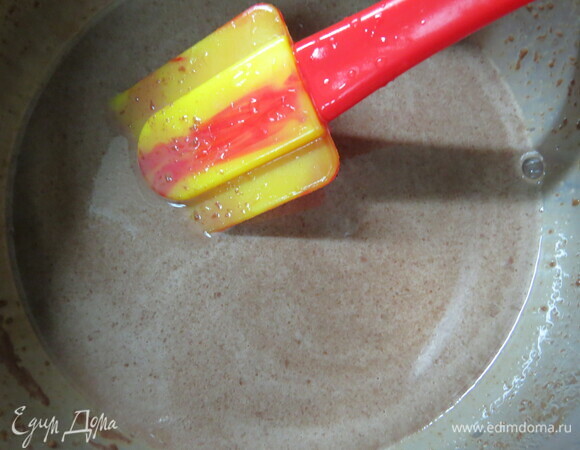 Готовим шоколадный мусс. В горячее молоко отправляем молочный шоколад и распущенный желатин, перемешиваем, остужаем.