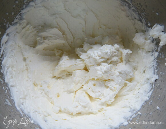 Взбиваем сливки до мягких пиков.